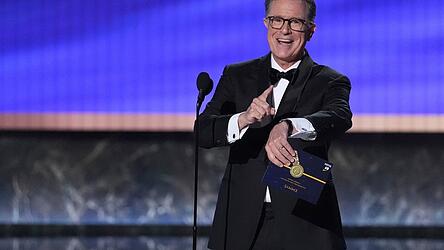 Der US-Comedian meldet sich nur 24 Stunden nach seinem Aus bei CBS mit Komik, Tragik und auch kleinen Spitzen aus einer Lokalshow zurück. Der US-Comedian meldet sich nur 24 Stunden nach seinem Aus bei CBS mit Komik, Tragik und auch kleinen Spitzen aus einer Lokalshow zurück.