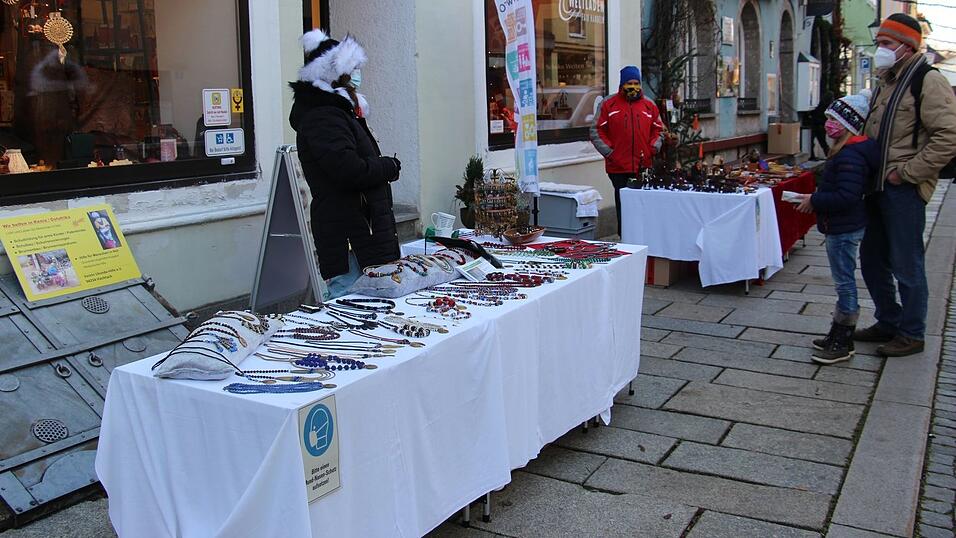 Anneliese Jacquet und Josef Berger an den Verkaufsständen vor dem Weltladen
