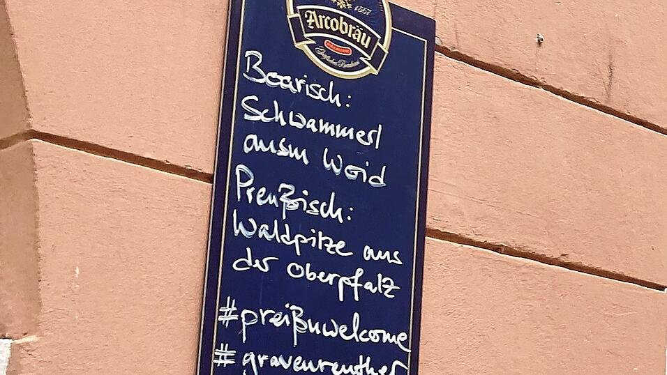 Damit jeder weiß, was auf den Teller kommt: Das Wirtshaus Gravenreuther in der Regensburger Innenstadt leistet einen wertvollen Beitrag zur bayerisch-preußischen Freundschaft. Die Empfehlung des Tages aus der Gasthaus-Küche gibt es jetzt zweisprachig. Damit jeder weiß, was auf den Teller kommt: Das Wirtshaus Gravenreuther in der Regensburger Innenstadt leistet einen wertvollen Beitrag zur bayerisch-preußischen Freundschaft. Die Empfehlung des Tages aus der Gasthaus-Küche gibt es jetzt zweisprachig.