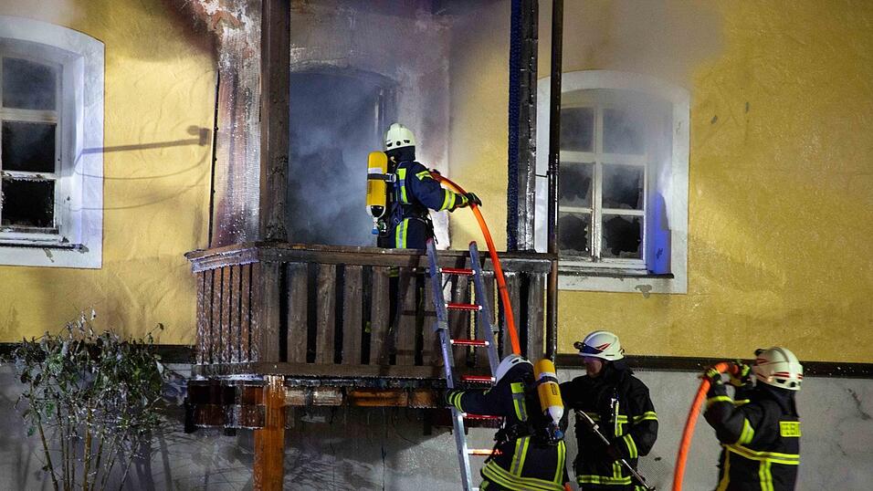 Beim Brand eines Mehrfamilienhaus in Reisbach sind in der Nacht auf Samstag vier Menschen ums Leben gekommen. Mindestens 20 weitere wurden verletzt. Beim Brand eines Mehrfamilienhaus in Reisbach sind in der Nacht auf Samstag vier Menschen ums Leben gekommen. Mindestens 20 weitere wurden verletzt.