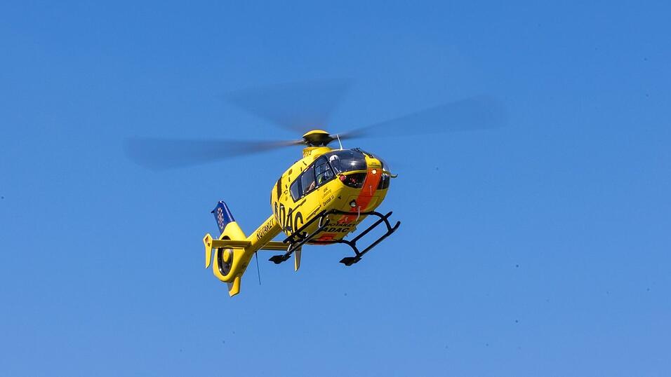 Mit einem Hubschrauber wurde ein Notarzt zu der Unglücksstelle geflogen. (Symbolbild) Mit einem Hubschrauber wurde ein Notarzt zu der Unglücksstelle geflogen. (Symbolbild)