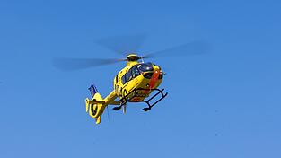 Mit einem Hubschrauber wurde ein Notarzt zu der Unglücksstelle geflogen. (Symbolbild)