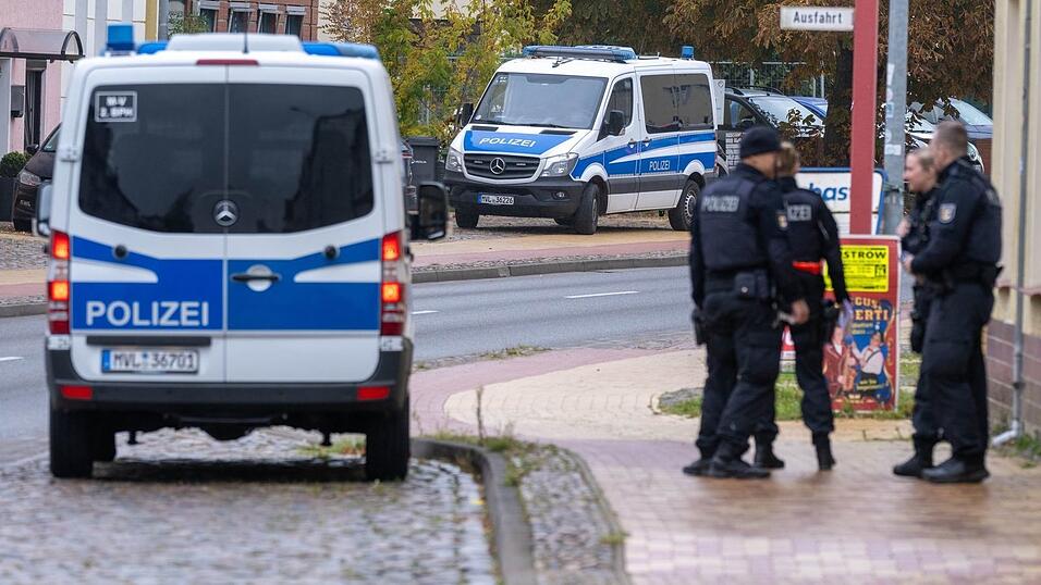 Die Beamten befragen Anwohner. Die Beamten befragen Anwohner.