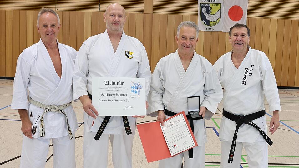 Aus den Händen von DKV- und BKB-Präsident Wolfgang Weigert (r.) und BKB-Vizepräsident Helmut Körber (l.) erhielten Edelbert Huber und Dieter Maier ihre Urkunden und Ehrennadeln für besondere Verdienste im Karate-Dojo Arnstorf. Aus den Händen von DKV- und BKB-Präsident Wolfgang Weigert (r.) und BKB-Vizepräsident Helmut Körber (l.) erhielten Edelbert Huber und Dieter Maier ihre Urkunden und Ehrennadeln für besondere Verdienste im Karate-Dojo Arnstorf.
