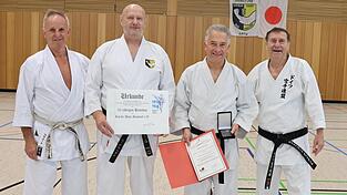 Aus den Händen von DKV- und BKB-Präsident Wolfgang Weigert (r.) und BKB-Vizepräsident Helmut Körber (l.) erhielten Edelbert Huber und Dieter Maier ihre Urkunden und Ehrennadeln für besondere Verdienste im Karate-Dojo Arnstorf. Aus den Händen von DKV- und BKB-Präsident Wolfgang Weigert (r.) und BKB-Vizepräsident Helmut Körber (l.) erhielten Edelbert Huber und Dieter Maier ihre Urkunden und Ehrennadeln für besondere Verdienste im Karate-Dojo Arnstorf.