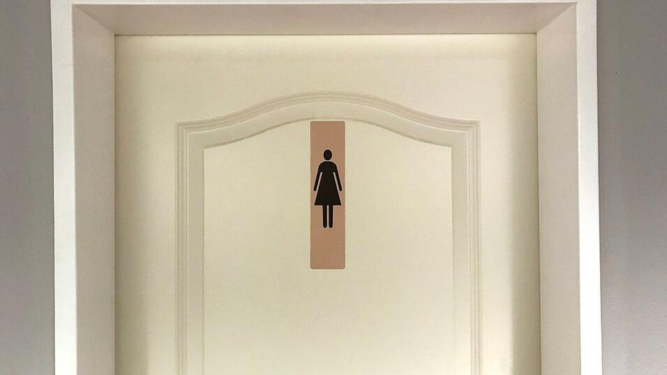 Ein Mann soll am Wochenende in einer Passauer Disco Frauen auf der Toilette gefilmt haben. (Symbolbild) Ein Mann soll am Wochenende in einer Passauer Disco Frauen auf der Toilette gefilmt haben. (Symbolbild)