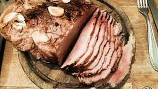 Ob mit Kruste oder ohne: Ein Schweinebraten ist einfach etwas Feines. Er braucht allerdings etwas Zeit, um gut zu gelingen.