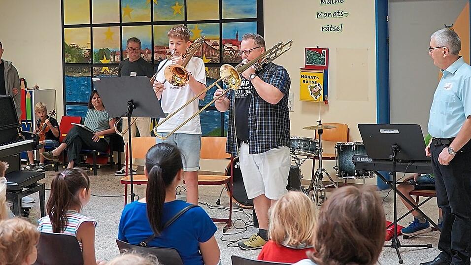Lukas Hallschmid und Lehrer Klaus Fischer pr&auml;sentierten die Posaune.