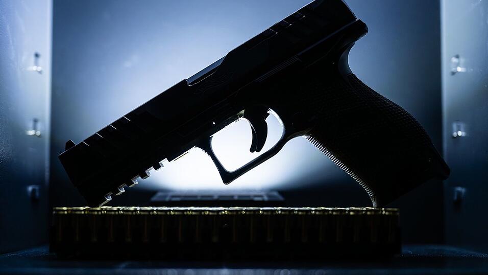 Unbekannte Täter haben einen Waffenschrank mit mehreren Schusswaffen aus einem Haus in der Oberpfalz gestohlen (Symbolbild). Unbekannte Täter haben einen Waffenschrank mit mehreren Schusswaffen aus einem Haus in der Oberpfalz gestohlen (Symbolbild).