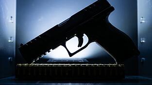 Unbekannte Täter haben einen Waffenschrank mit mehreren Schusswaffen aus einem Haus in der Oberpfalz gestohlen (Symbolbild).
