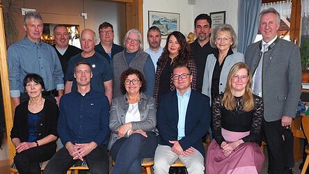 Die CSU Arnbruck nominierte bei ihrer Mitgliederversammlung im Gasthaus Zum Dorfwirt B&uuml;rgermeisterin Angelika Leitermann (Mitte) f&uuml;r eine weitere Amtsperiode und 14 Kandidatinnen und Kandidaten f&uuml;r die Wahl in den Gemeinderat. Die Wahlleitung &uuml;bernahm der stellvertretende CSU-Kreisvorsitzende Helmut Plenk (r.).