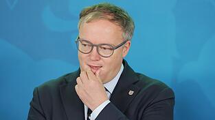 Thüringens Ministerpräsident Mario Voigt (CDU) will nicht länger mit juristischen Schritten um seine Doktorarbeit kämpfen. (Archivbild) Thüringens Ministerpräsident Mario Voigt (CDU) will nicht länger mit juristischen Schritten um seine Doktorarbeit kämpfen. (Archivbild)
