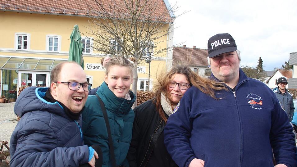 Viele Faschings-Fans haben sich am Samstag den Umzug in Langenbach angesehen. Viele Faschings-Fans haben sich am Samstag den Umzug in Langenbach angesehen.