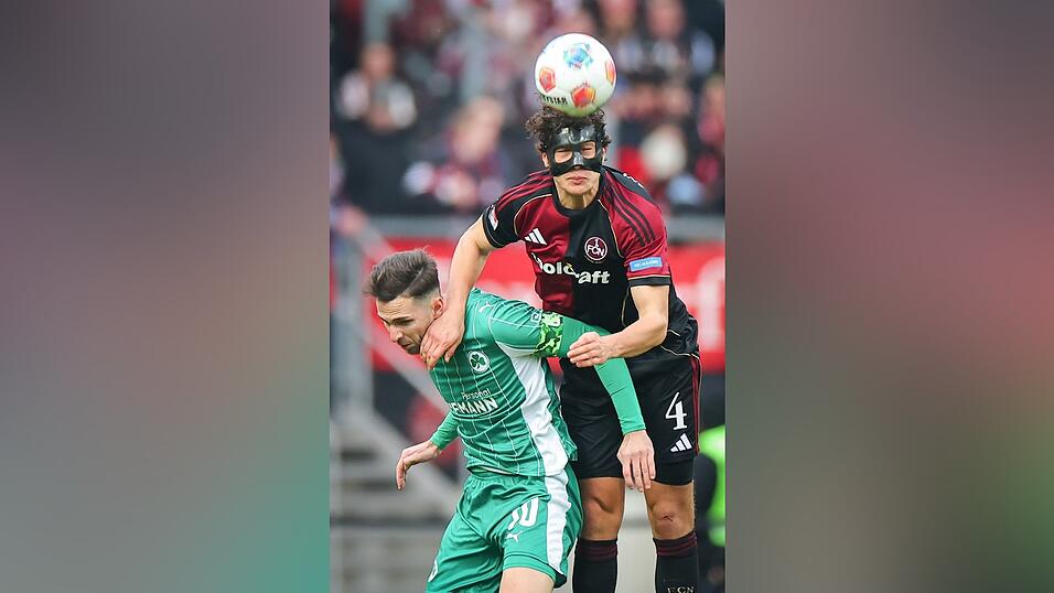 Nürnbergs Verteidiger Fabio Gruber (r) im Luftkampf mit Fürths Branimir Hrgota. Nürnbergs Verteidiger Fabio Gruber (r) im Luftkampf mit Fürths Branimir Hrgota.