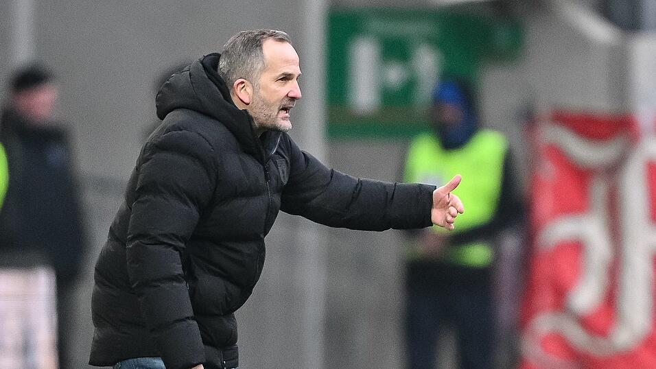 Sieg im 100. Bundesligaspiel als Trainer: Augsburgs Manuel Baum. Sieg im 100. Bundesligaspiel als Trainer: Augsburgs Manuel Baum.