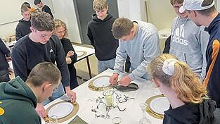 J&uuml;ngere Klassen trainierten grundlegende Alltagskompetenzen wie h&ouml;fliches Gr&uuml;&szlig;en oder angemessenes Verhalten bei Tisch.