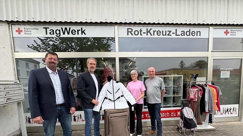 Erwin Fuchs (von links) und Robert Scholz &uuml;bergaben Mitarbeiter des Rot-Kreuz-Ladens in Plattling die Kleidung.