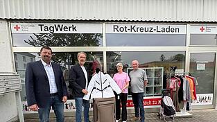 Erwin Fuchs (von links) und Robert Scholz übergaben Mitarbeiter des Rot-Kreuz-Ladens in Plattling die Kleidung. Erwin Fuchs (von links) und Robert Scholz übergaben Mitarbeiter des Rot-Kreuz-Ladens in Plattling die Kleidung.