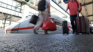 Der Bahnverkehr ist laut einem Bundespolizeisprecher eingestellt. (Symbolbild)