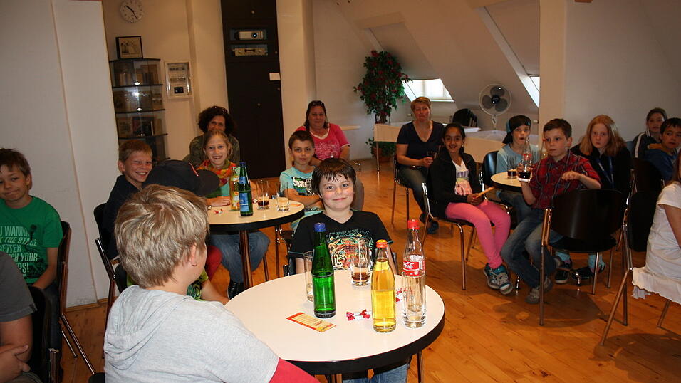 Die Viertklässler der Straubinger Grundschule St. Josef stärkten sich zu Beginn der Führung durch das Verlagshaus des Straubinger Tagblatts mit Getränken. Der Film über den Verlag und dessen Entstehungsgeschichte entlockte den 27 Jungen und Mädchen viele 'Ohh's und 'Ahh's. Vor allem die Druckerei faszinierte die Schüler. (Foto: Pfeffer) Die Viertklässler der Straubinger Grundschule St. Josef stärkten sich zu Beginn der Führung durch das Verlagshaus des Straubinger Tagblatts mit Getränken. Der Film über den Verlag und dessen Entstehungsgeschichte entlockte den 27 Jungen und Mädchen viele 'Ohh's und 'Ahh's. Vor allem die Druckerei faszinierte die Schüler. (Foto: Pfeffer)