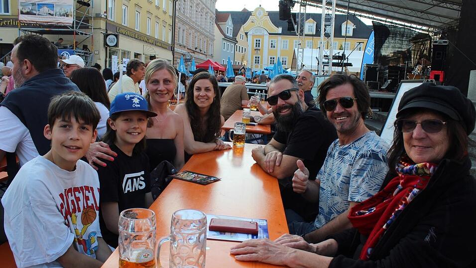 Viele Landshuter genossen ihren Freitagabend auf dem Bismarckplatzfest.