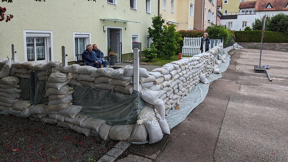 Familie Folger und Schmid hat den Hauseingang mit einem hüfthohen Damm gesichert. Familie Folger und Schmid hat den Hauseingang mit einem hüfthohen Damm gesichert.