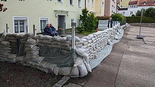 Familie Folger und Schmid hat den Hauseingang mit einem hüfthohen Damm gesichert. Familie Folger und Schmid hat den Hauseingang mit einem hüfthohen Damm gesichert.