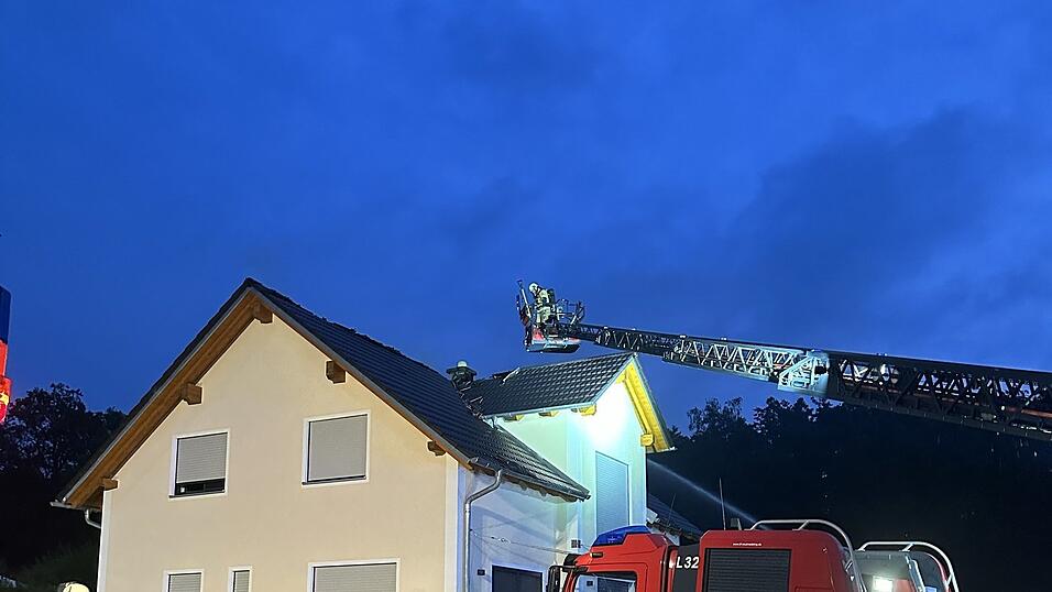 Die alarmierten Feuerwehren brachten den Brand rasch unter Kontrolle. Die alarmierten Feuerwehren brachten den Brand rasch unter Kontrolle.