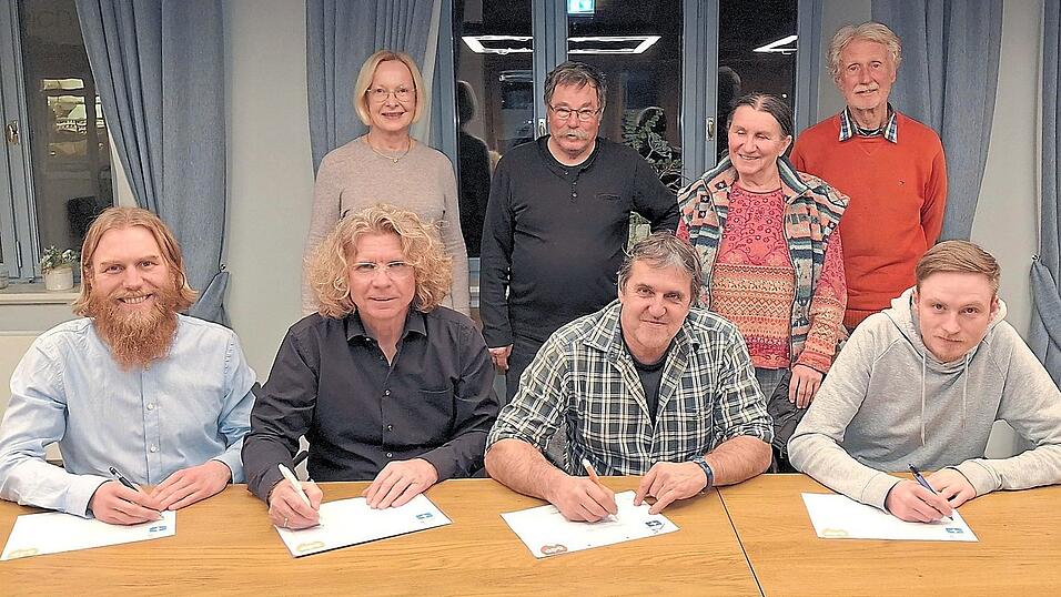 Erstunterzeichnung der Krankenhauspetition im Landkreis mit Max Eineichner (Zweiter von links, sitzend).