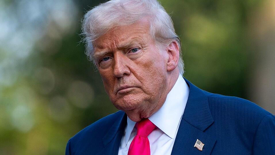 Verbündete von Donald Trump fordern die Herausgabe der Epstein-Akten.