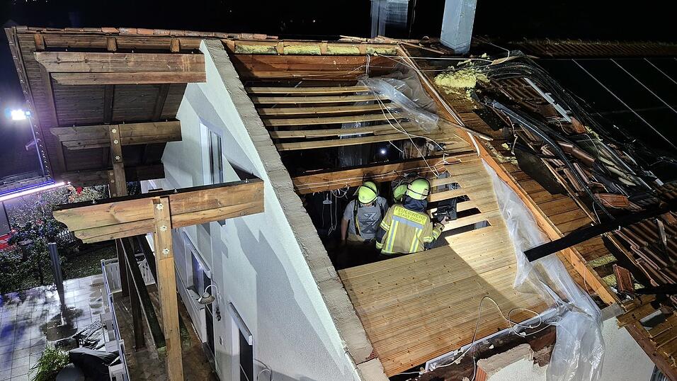 Das Unwetter hat ein Dach abgedeckt.