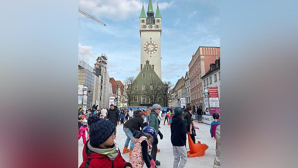 Im Februar belebt der 'Eiszauber' wieder den Stadtplatz.