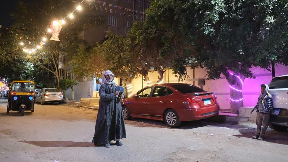 Am Stadtrand von Kairo ist Hammad Abdel-Kadir drei Stunden mit der Trommel unterwegs.