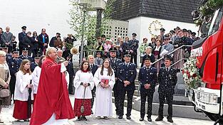Pfarrer Albert Hölzl rief den Segen Gottes für das neue Fahrzeug, vor allem aber für all jene, die damit fahren, herab. Pfarrer Albert Hölzl rief den Segen Gottes für das neue Fahrzeug, vor allem aber für all jene, die damit fahren, herab.