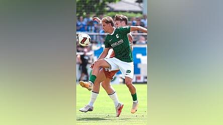Dass Christoph Maier (grünes Trikot) durchsetzungsfähig ist, will er nun bei BSG Chemie Leipzig beweisen und sich einen Stammplatz erkämpfen. Dass Christoph Maier (grünes Trikot) durchsetzungsfähig ist, will er nun bei BSG Chemie Leipzig beweisen und sich einen Stammplatz erkämpfen.