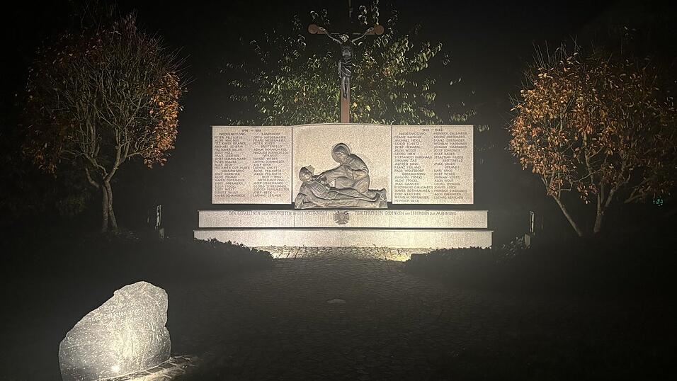 Durch die Beleuchtung auch im Dunkeln sichtbar: Das Kriegerdenkmal der KuSK im Niedermotzinger Ortszentrum, davor der im Juni eingeweihte Gedenkstein für Soldaten der Bundeswehr. Durch die Beleuchtung auch im Dunkeln sichtbar: Das Kriegerdenkmal der KuSK im Niedermotzinger Ortszentrum, davor der im Juni eingeweihte Gedenkstein für Soldaten der Bundeswehr.