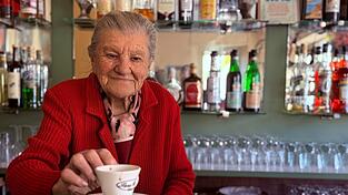 Italiens älteste Barista Anna Possi verkauft auch mit 100 noch Kaffee.