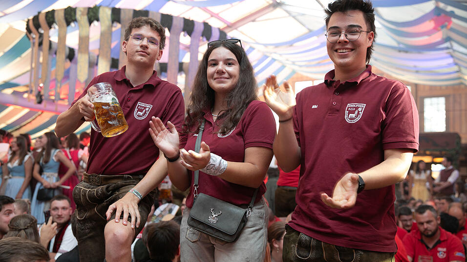 Die Partybilder vom Montag, 11. August, aus dem Festzelt Wenisch. Die Partybilder vom Montag, 11. August, aus dem Festzelt Wenisch.