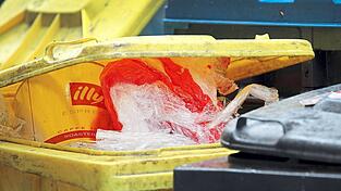 Ein gefüllte gelbe Abfalltonne steht am Straßenrand. Ab Januar 2027 werden im Landkreis Regensburg nicht nur Papier- und Restmüll abgeholt, sondern auch Leichtverpackungen. (Symbolfoto) Ein gefüllte gelbe Abfalltonne steht am Straßenrand. Ab Januar 2027 werden im Landkreis Regensburg nicht nur Papier- und Restmüll abgeholt, sondern auch Leichtverpackungen. (Symbolfoto)