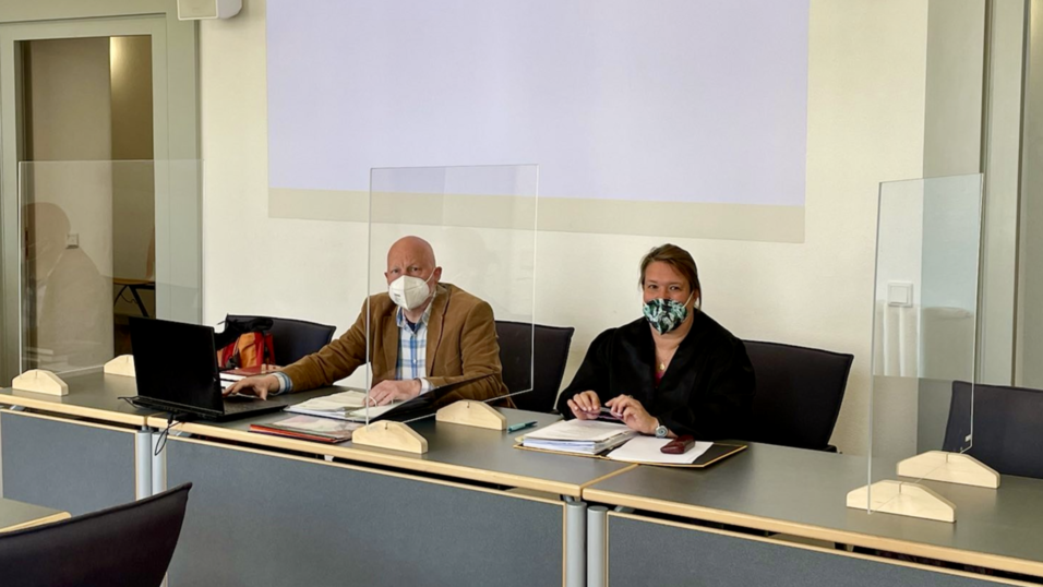 Er sieht sich im Kampf für die Meinungsfreiheit und bietet dabei gelegentlich Rechtsextremen eine Plattform. Nun wähnt sich Stefan Bauer (l.) als Opfer des Rechtsstaats. Er sieht sich im Kampf für die Meinungsfreiheit und bietet dabei gelegentlich Rechtsextremen eine Plattform. Nun wähnt sich Stefan Bauer (l.) als Opfer des Rechtsstaats.