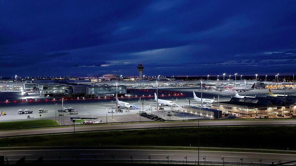 Mehrere Menschen hatten am Abend Drohnen über dem Flughafen in München gesichtet. (Archivbild)