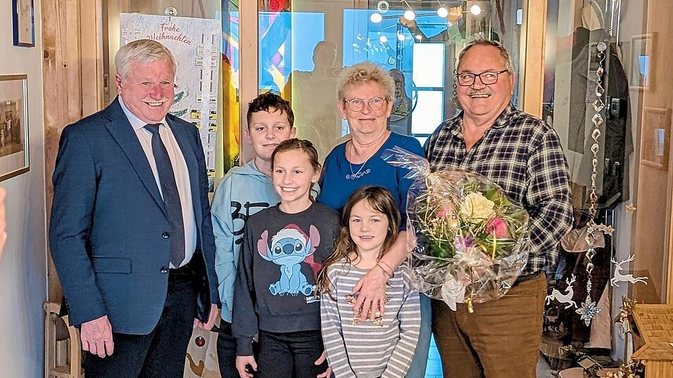 Dem Ehepaar Anton und Heidi Damb&ouml;ck gratulierten neben den Enkeln Tim, Nina und Eva auch dritter B&uuml;rgermeister Xaver Hagn (l.)
