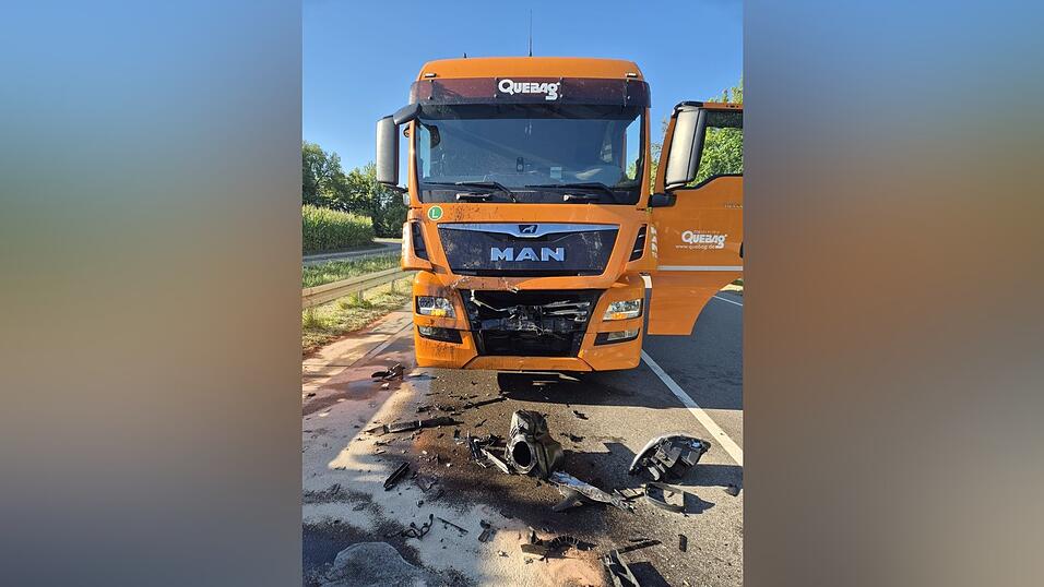 Nach dem Zusammenstoß mit dem ersten Lastwagen prallte der Transporter frontal gegen einen weiteren Lastwagen. Nach dem Zusammenstoß mit dem ersten Lastwagen prallte der Transporter frontal gegen einen weiteren Lastwagen.