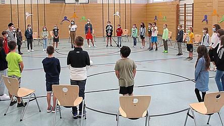 'Griaß Eich!' Die Fünftklässler wurden in der Turnhalle von Realschuldirektorin Sabine Schmid begrüßt.