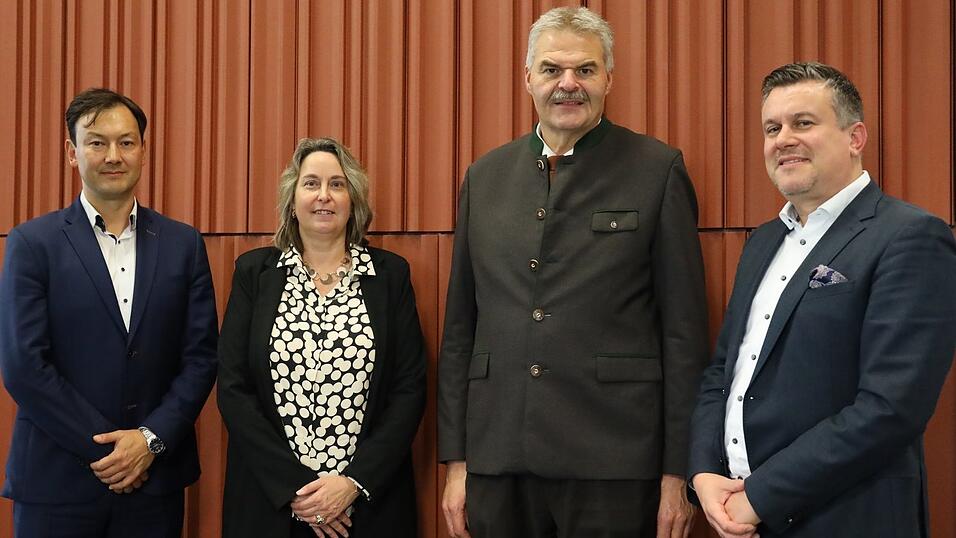 Prof. Dr. Michaela Wirtz (2. v. l.) mit (von links) Prof. Dr. Konstantin Ziegler (Senatsvorsitzender), Dr. Josef Schwendner (Hochschulratsvorsitzender) sowie Dr. Tobias Haaf (Ministerialdirigent). Prof. Dr. Michaela Wirtz (2. v. l.) mit (von links) Prof. Dr. Konstantin Ziegler (Senatsvorsitzender), Dr. Josef Schwendner (Hochschulratsvorsitzender) sowie Dr. Tobias Haaf (Ministerialdirigent).