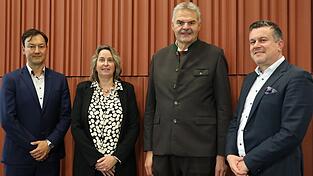 Prof. Dr. Michaela Wirtz (2. v. l.) mit (von links) Prof. Dr. Konstantin Ziegler (Senatsvorsitzender), Dr. Josef Schwendner (Hochschulratsvorsitzender) sowie Dr. Tobias Haaf (Ministerialdirigent).