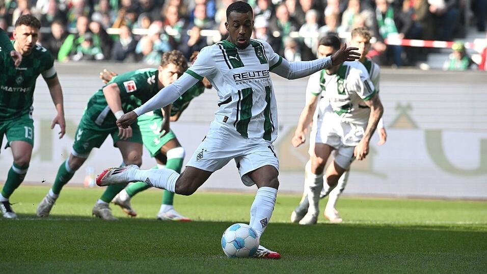 Alassane Pléa nutzt einen Strafstoß zur frühen Gladbacher Führung. Alassane Pléa nutzt einen Strafstoß zur frühen Gladbacher Führung.