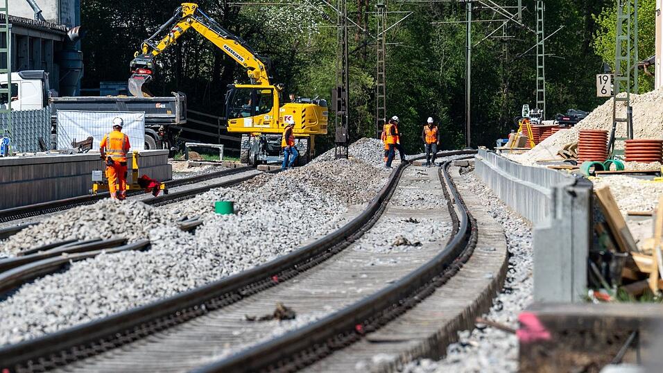 Bauarbeiten bei der Bahn: Der Bundestag hat drei Projekten in Bayern, Sachsen und Schleswig-Holstein zugestimmt Bauarbeiten bei der Bahn: Der Bundestag hat drei Projekten in Bayern, Sachsen und Schleswig-Holstein zugestimmt