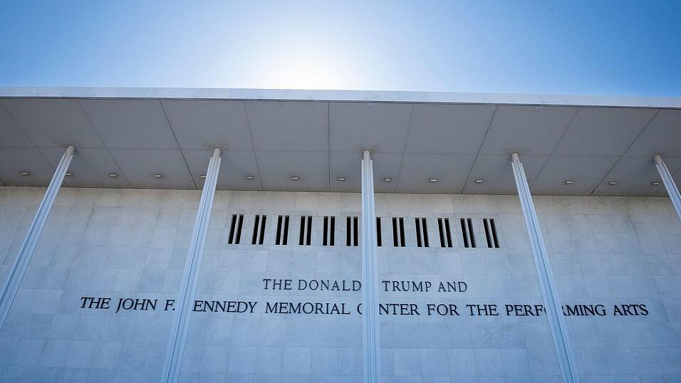 So sah die Aufschrift auf der Fassade der Kultureinrichtung nach der Umbenennung in Trump Kennedy Center aus. (Archivbild) So sah die Aufschrift auf der Fassade der Kultureinrichtung nach der Umbenennung in Trump Kennedy Center aus. (Archivbild)