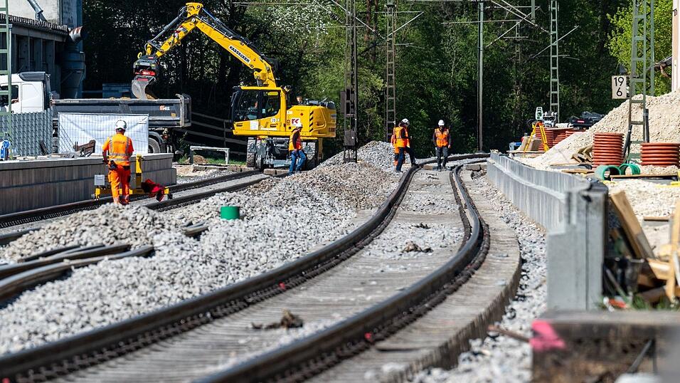 Die Strecke Nürnberg-Regensburg wird der Bahn zufolge wegen Verzögerungen bei der Sicherheitsüberprüfung der Stellwerkstechnik nicht wie geplant am Freitag in Betrieb genommen. (Archivbild) Die Strecke Nürnberg-Regensburg wird der Bahn zufolge wegen Verzögerungen bei der Sicherheitsüberprüfung der Stellwerkstechnik nicht wie geplant am Freitag in Betrieb genommen. (Archivbild)